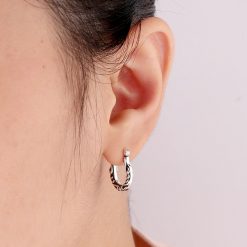 アラベスクホースシューピアス着用写真