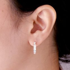 アラベスククロス シルバーフープペアピアス着用写真レディース