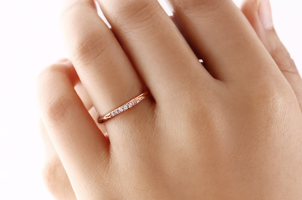 ダイヤモンド-パヴェ-ピンクゴールド-ツイストリング着用写真